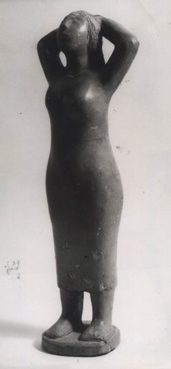 פסל באבן של אישה שעומדת עם ידיים מאחורי הראש