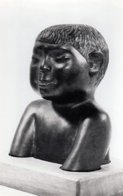 פסל עץ של דמות ילד