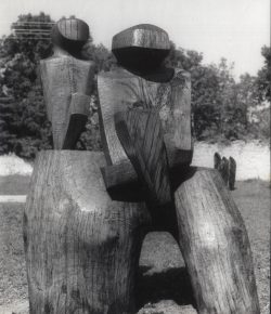 פסל של אם ובנה גילוף עץ במרחב