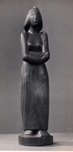 אישה עומדת שלובת ידיים, פסל עץ