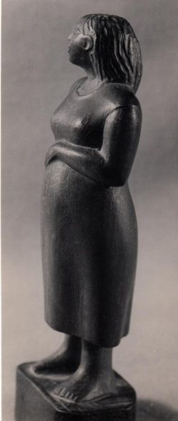 פסל של אישה הרה עשוי בטכניקת גילוף עץ