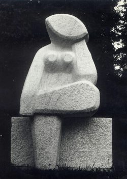 אישה יושבת, 1966, פיסול בשיש