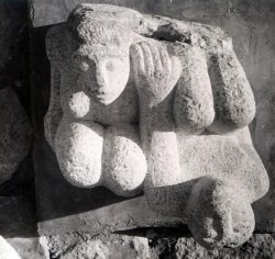 פסל מאבן זוג אנשים הפוכים